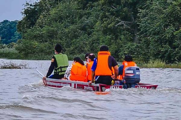 Arrow_Energy_donation_of_Supplies_for_Flood_Victims_in_Saraburi,_Lopburi_and_Nakhonpathom_provinces.6-iwCUPois